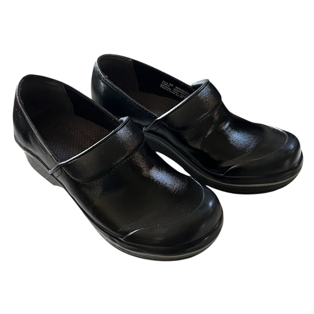 Dansko. Woman’s SZ 5.5-6 European 36 Professional Clog
Black shiny